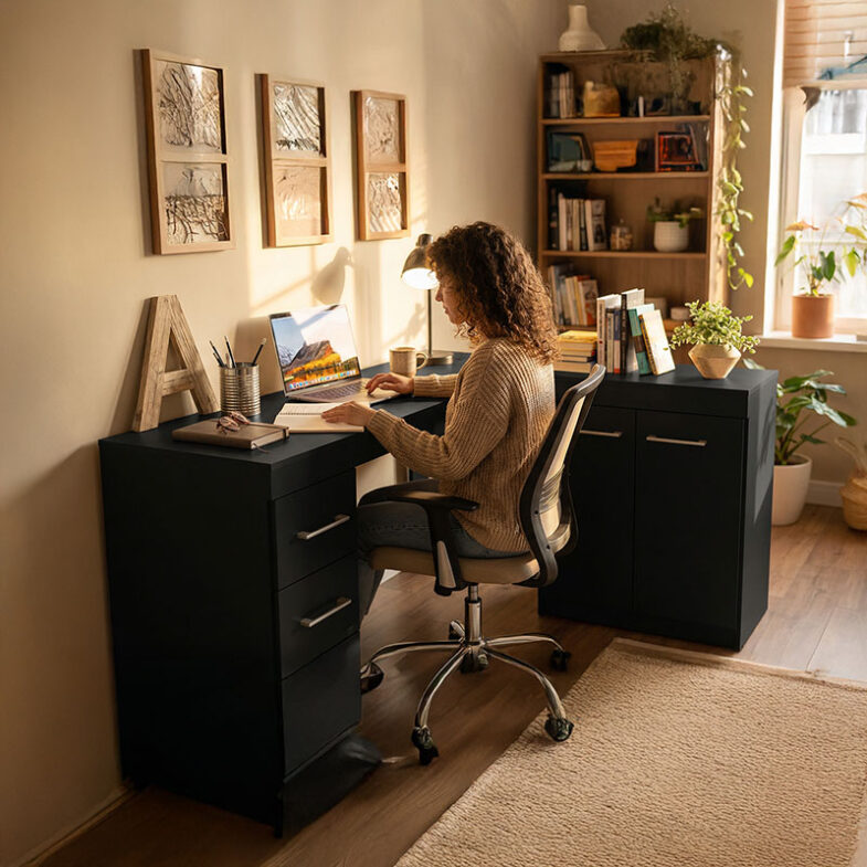 Escritorio Esquinero Grafito en ambiente moderno con persona – escritorio en L grafito