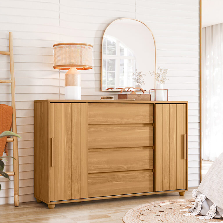 Cómoda Evidenza Rustic 2P 4C en dormitorio decorado – mueble rústico de almacenamiento